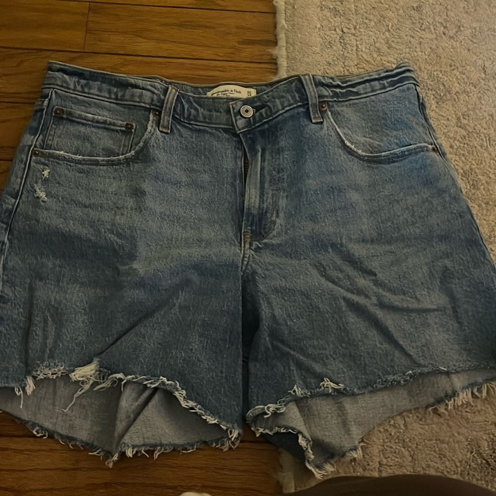 Abercrombie & Fitch Mid Rise Baggy Shorts